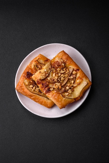 Délicieuse tarte sucrée fraîche ou pizza au fromage brie poire miel et noix