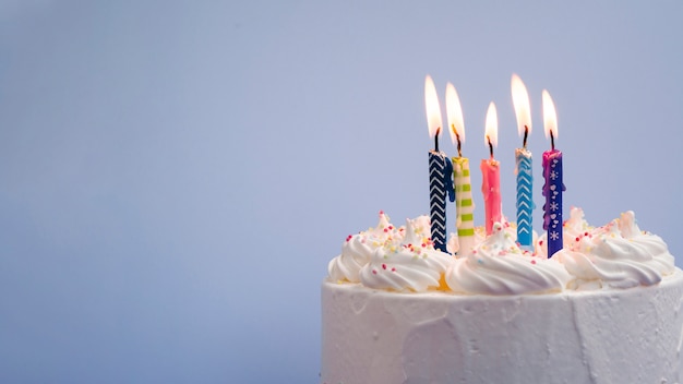 Délicieux gâteau d'anniversaire avec espace copie