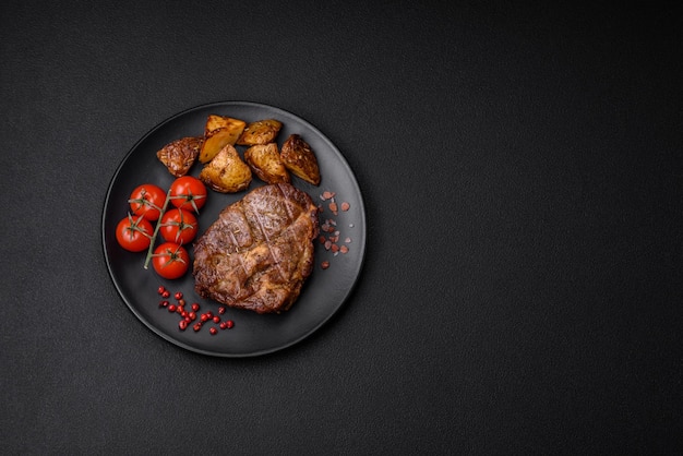 Délicieux steak de porc ou de boeuf juteux grillé avec des épices et des herbes salées