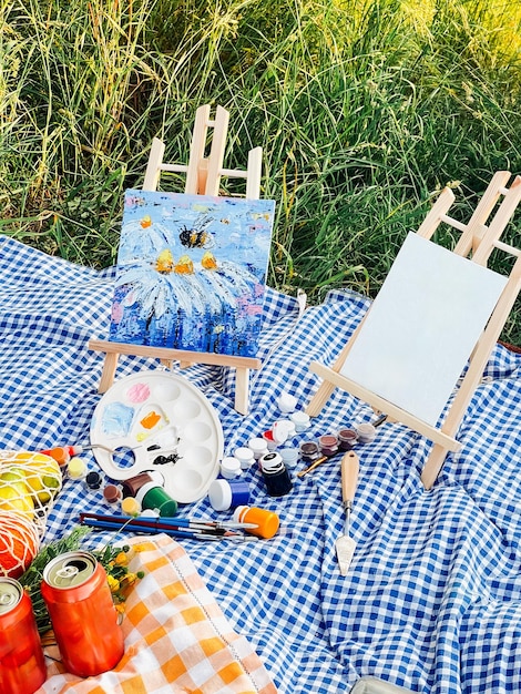 Photo dessiner des dessins à un pique-nique dans le parc