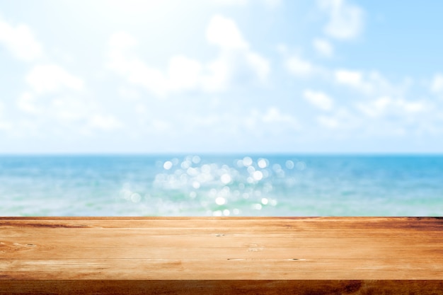 Dessus de table en bois sur fond de ciel et mer bleu d'été flou