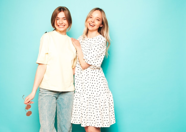 Deux belles jeunes femmes hipster souriantes blondes dans des vêtements d'été à la mode