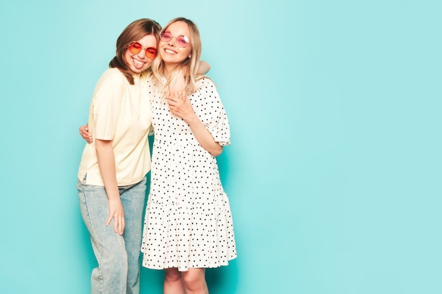 Deux belles jeunes femmes hipster souriantes blondes dans des vêtements d'été à la mode