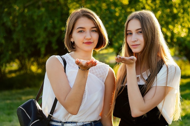 Deux meilleures amies étudiantes de l'amitié ont envoyé un baiser dans le parc