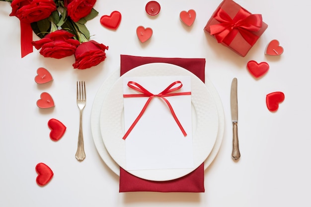 Dîner de la Saint Valentin. Réglage de la table romantique avec des roses rouges. Vue d&#39;en-haut.