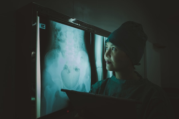 Docteur regardant film radiographique abdominal patient au service de radiologie à l&#39;hôpital.