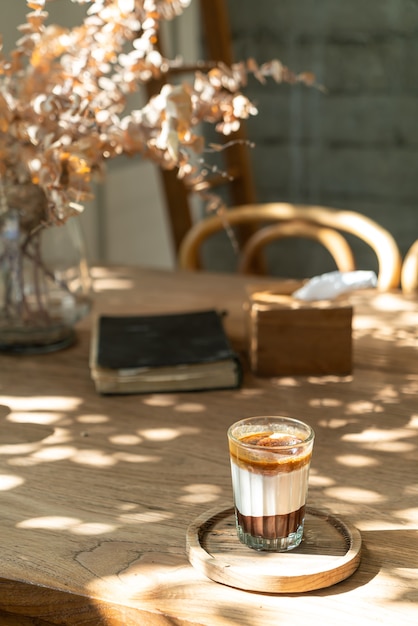 Photo double tasse de café sale (café expresso avec du lait et du chocolat) dans un café café