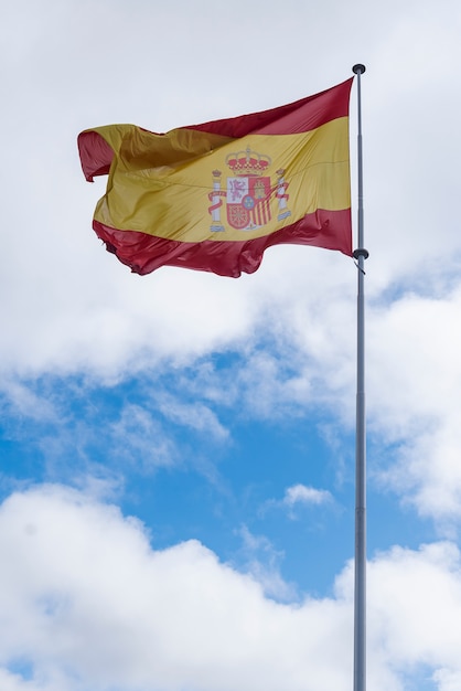 Drapeau espagnol volant dans le vent