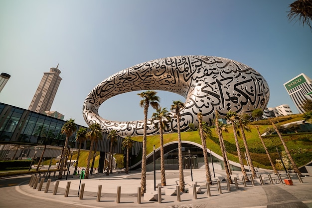 DUBAÏÉmirats arabes unis8112021 Musée du futur Nouvelle attraction au centre-ville de Dubaï construite pour l'EXPO 2020 Architecture moderne étonnante Conception d'un bâtiment avec de la poésie arabe à l'extérieur