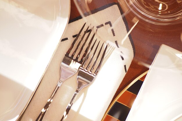 Photo une élégante salle à manger avec de beaux ustensiles d'argent et des vaisselles de table exquises