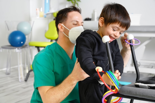 Enfant atteint de paralysie cérébrale en physiothérapie dans un centre de thérapie pour enfants.