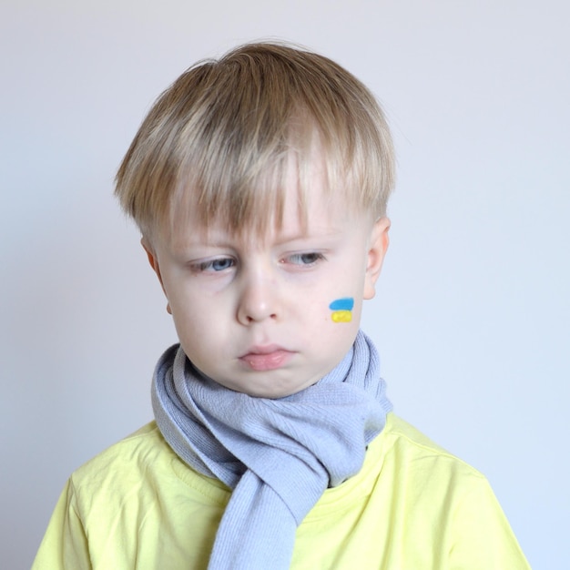 Un enfant avec le drapeau de l'Ukraine