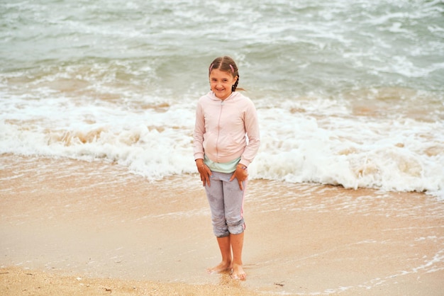 enfant heureux jouant dans la mer