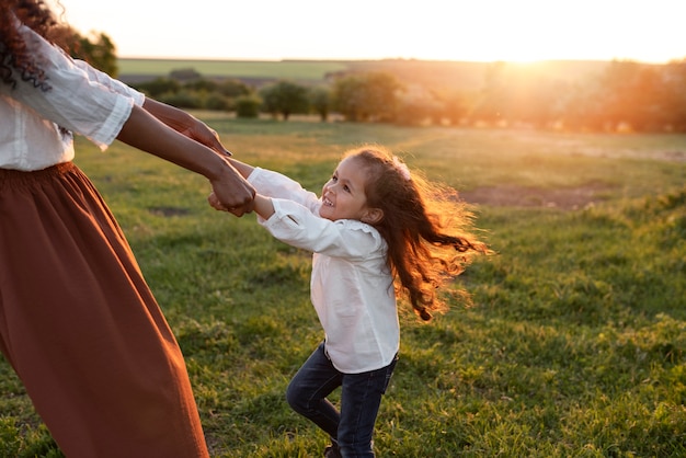 Enfant passant du temps avec ses parents