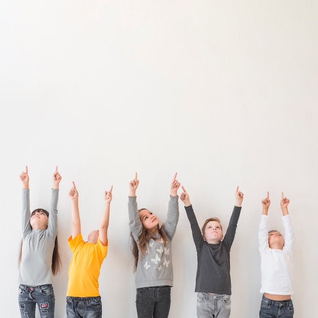 Enfants avec leurs mains