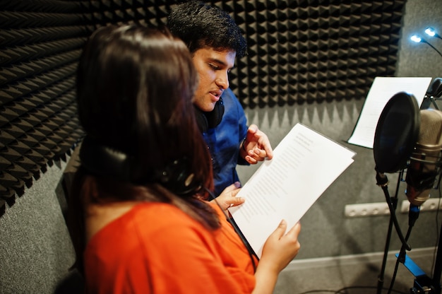 Photo enregistrement de jeunes chanteurs asiatiques en studio