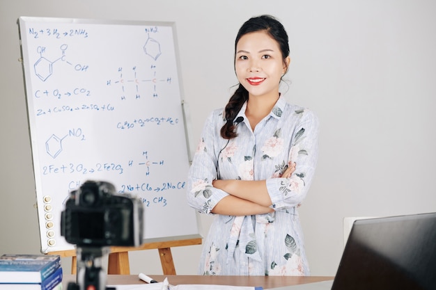 Photo enseignant hébergeant un cours en ligne