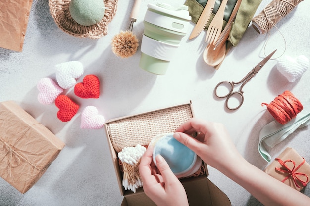 Photo ensemble de cadeaux zéro déchet disposés sur la table.