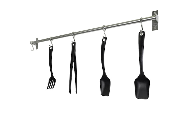 Ensemble d'ustensiles de cuisine vintage suspendus sur fond blanc