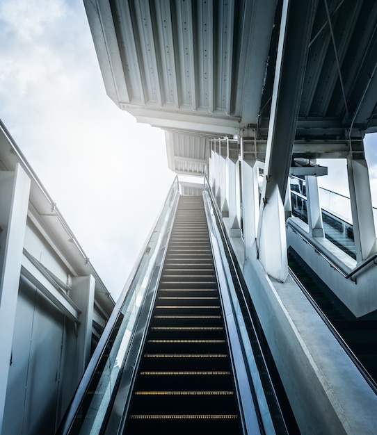 Entrée de l&#39;escalator à la station de métro avec la lumière du soleil. Concepts futurs.