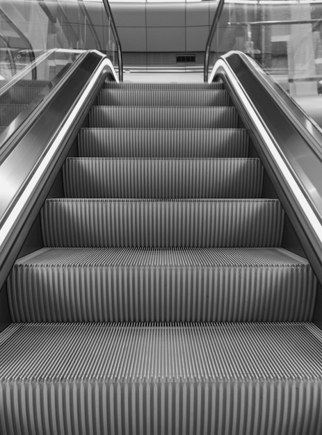 Escalier mobile noir et blanc Escalator vide Escalator dans l'intérieur du métro de l'aéroport