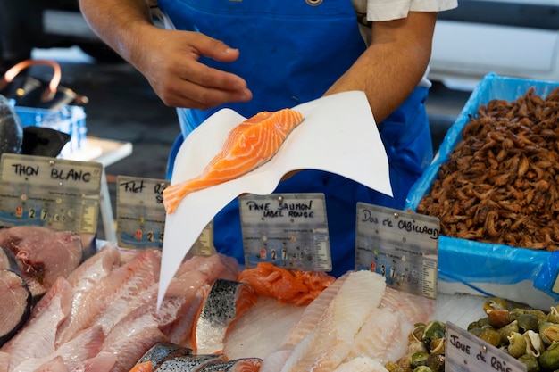 Étal de poisson au marché de Sanarysurmer