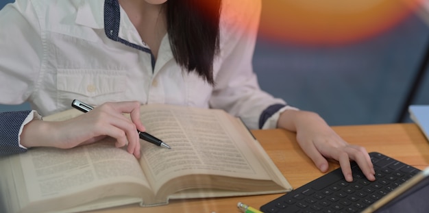 Étudiante étudiant à la bibliothèque universitaire