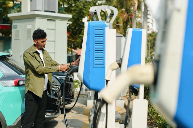 Ev conducteur au point de charge