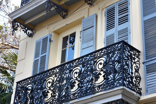 Photo examen de l'utilisation du fer forgé dans le balcon créole