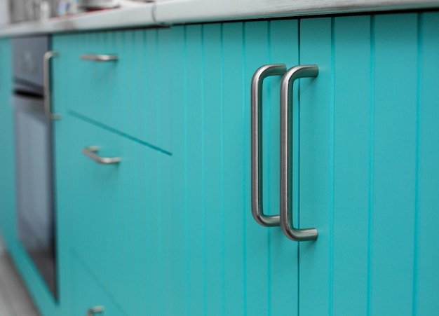 Façade en bois bleu des armoires de cuisine.