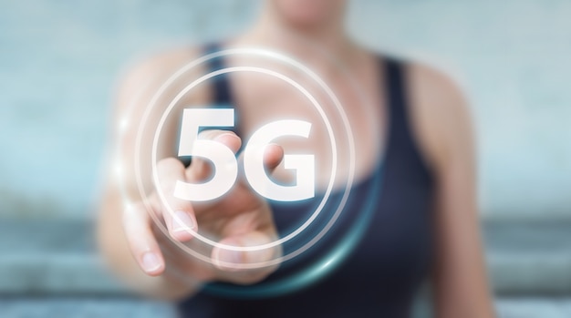 Femme d'affaires à l'aide de l'interface réseau 5G, rendu 3D