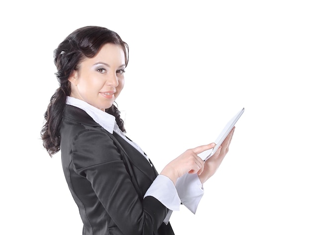 Femme d'affaires avec la main sur une tablette d'ordinateur isolée sur fond blanc