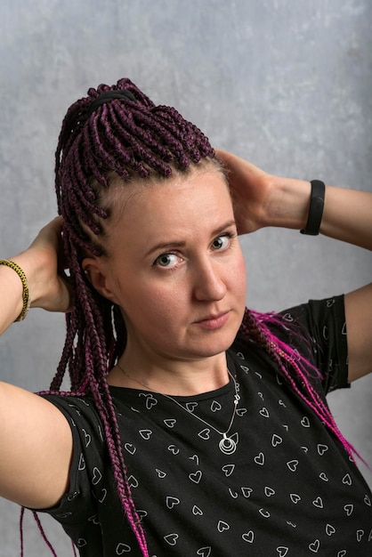 Photo femme d'âge moyen avec des dreadlocks roses porte un t-shirt avec un motif de coeur style hipster cadre vertical