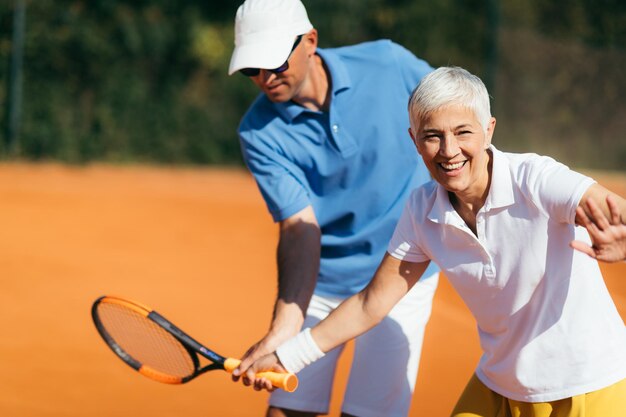 Photo femme âgée active pratiquant le tennis