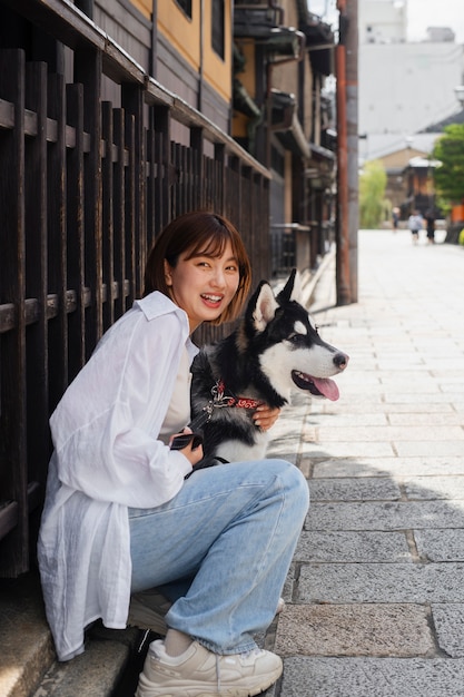 Photo femme asiatique pleine photo avec un chien mignon