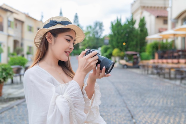 Femme asiatique voyageant dans le style de la vieille ville en ItalieVoyage seulMode de vie d'une fille célibataireVoir la montagne avec du brouillard