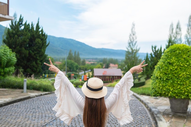 Femme asiatique voyageant dans le style de la vieille ville en ItalieVoyage seulMode de vie d'une fille célibataireVoir la montagne avec du brouillard