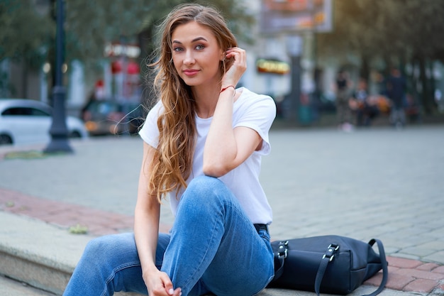 Femme assise sur les escaliers en plein air