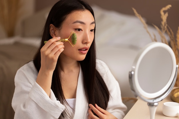 Femme coréenne faisant des soins de la peau