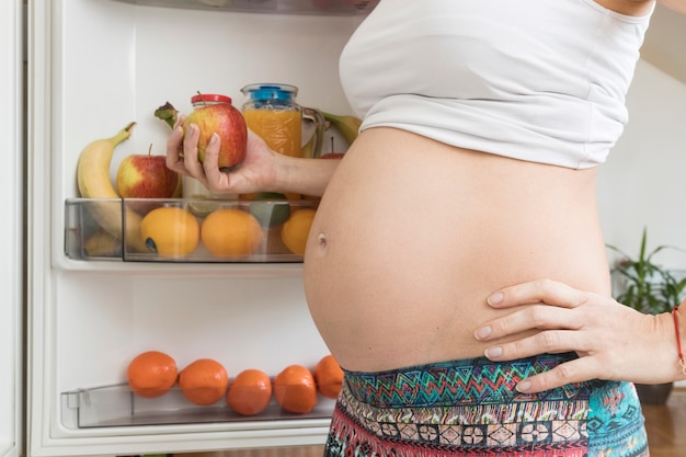 Femme enceinte au frigo