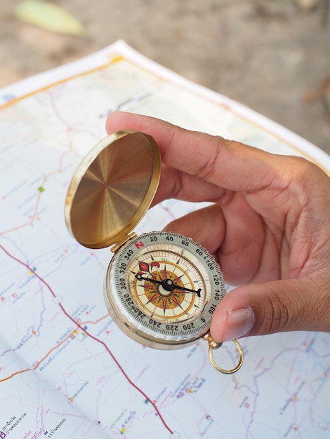 femme main tenir boussole sur la carte avec voyage voyage