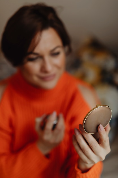 Femme, mettre, parfum