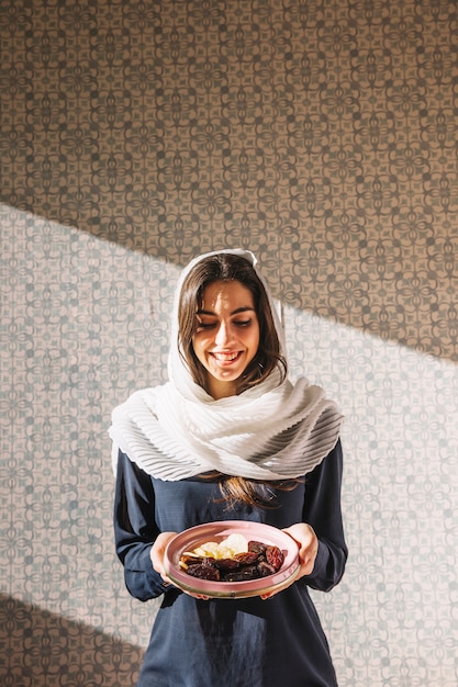 Femme musulmane avec des dates