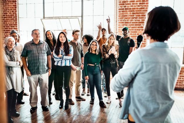 Photo femme parlant dans un séminaire