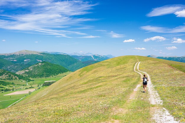 Femme randonnée dans les hautes terres avec vue panoramique