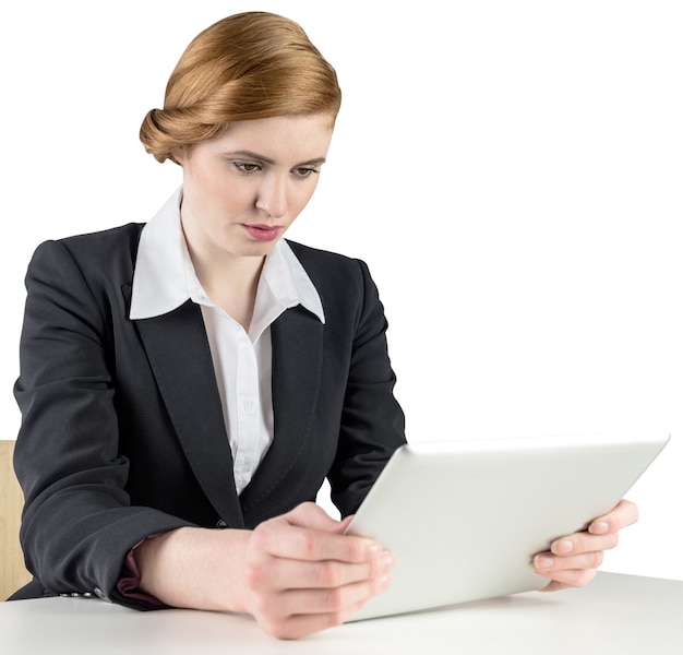 Femme rousse à l&#39;aide de son tablet pc