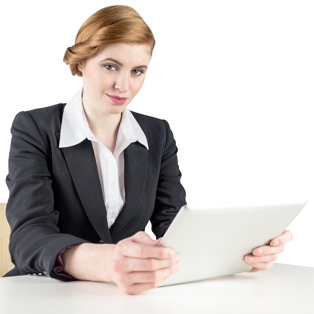 Femme rousse à l&#39;aide de son tablet pc