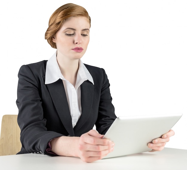 Femme rousse à l&#39;aide de son tablet pc