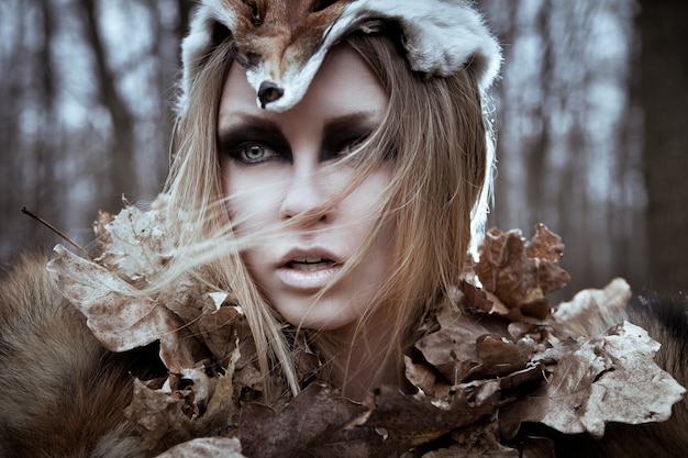 Femme tribale de beauté sauvage romantique en costume de renard dans la forêt sauvage. Style vintage