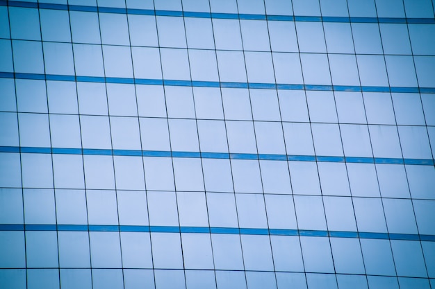 Fenêtres en verre bleu d&#39;immeuble de bureaux pour le fond